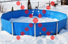 schowaj basen na zimę, zabezpiecz go przed mrozem
